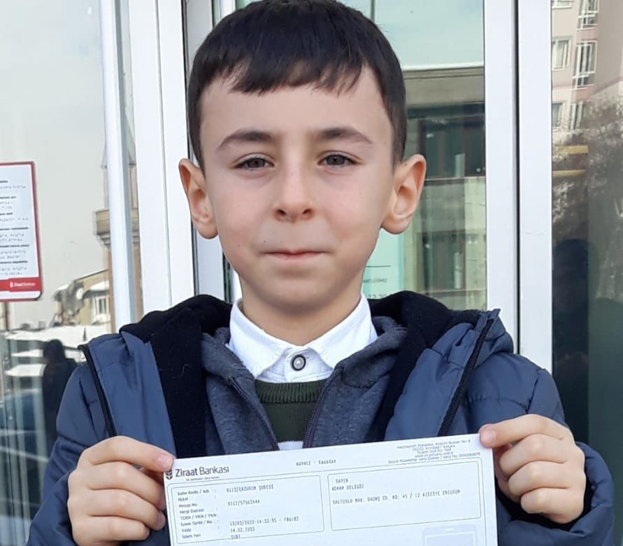 ERZURUM'DA YAŞAYAN 3. SINIF ÖĞRENCİSİ AHMET YASİN DELİGÖZ GÖSTERDİ.DELİGÖZ, DEPREM BÖLGESİNE GÖNDERİLMEK ÜZERE BİSİKLET ALMAK İÇİN BİRİKTİRDİĞİ HARÇLIKLARINI DEPREMZEDELERE BAĞIŞLADI