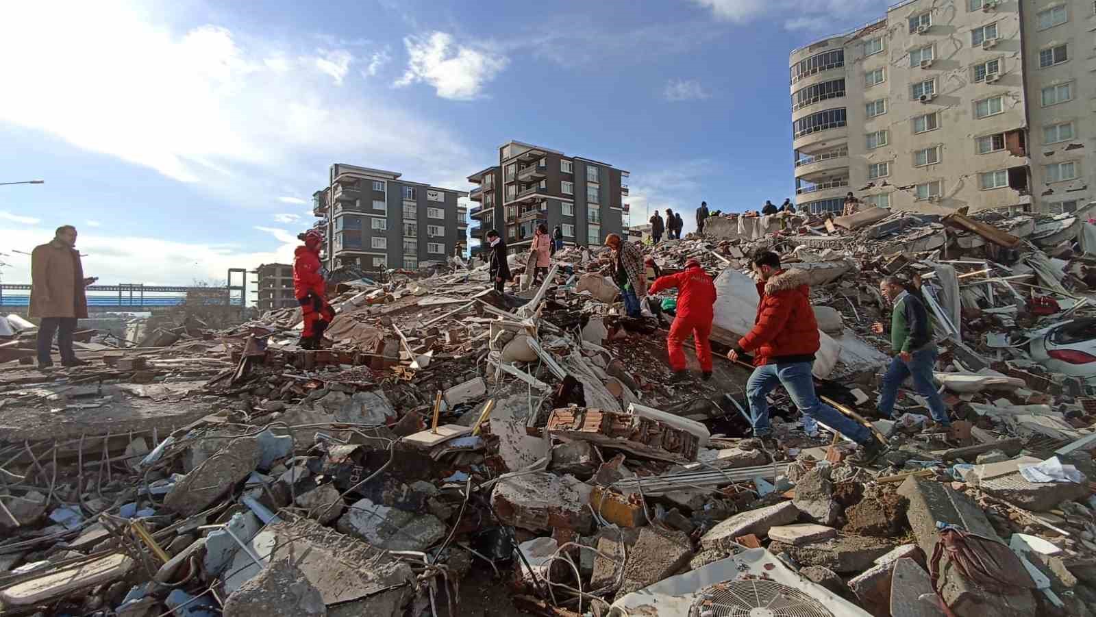 KAHRAMANMARAŞ MERKEZLİ DEPREMLERDEN ETKİLENEN MALATYA'YA VE ADIYAMAN'DA GÖREV ALAN GİRESUN AKUT EKİBİ DEPREMİN İLK GÜNÜNDEN BUGÜNE KADAR 3'Ü ÇOCUK 12 KİŞİYİ ENKAZDAN SAĞ KURTARMAYI BAŞARDI