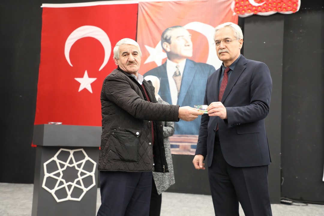 İLKADIM BELEDİYESİ TARAFINDAN BAŞLATILAN "GETİR ATIĞINI, AL HARÇLIĞINI" UYGULAMASINDA ÇEKİLİŞTE KAZANAN 5 TALİHLİ, 500 TL'LİK ALIŞVERİŞ ÇEKİNİ DEPREM BÖLGESİNE YARDIM İÇİN HEDİYE ETTİ