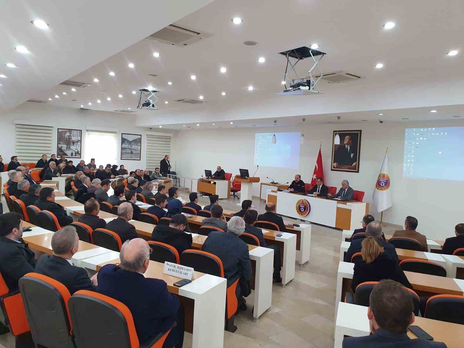 ORDU'DA DEPREMZEDELERİN BAŞTA KURU GIDA OLMAK ÜZERE ACİL İHTİYAÇLARININ KARŞILANMASI İÇİN KOORDİNASYON TOPLANTISI YAPILDI. TOPLANTIDA, ORDU'DA 2 BİN 232 DEPREMZEDENİN MİSAFİR EDİLDİĞİ BELİRTİLDİ