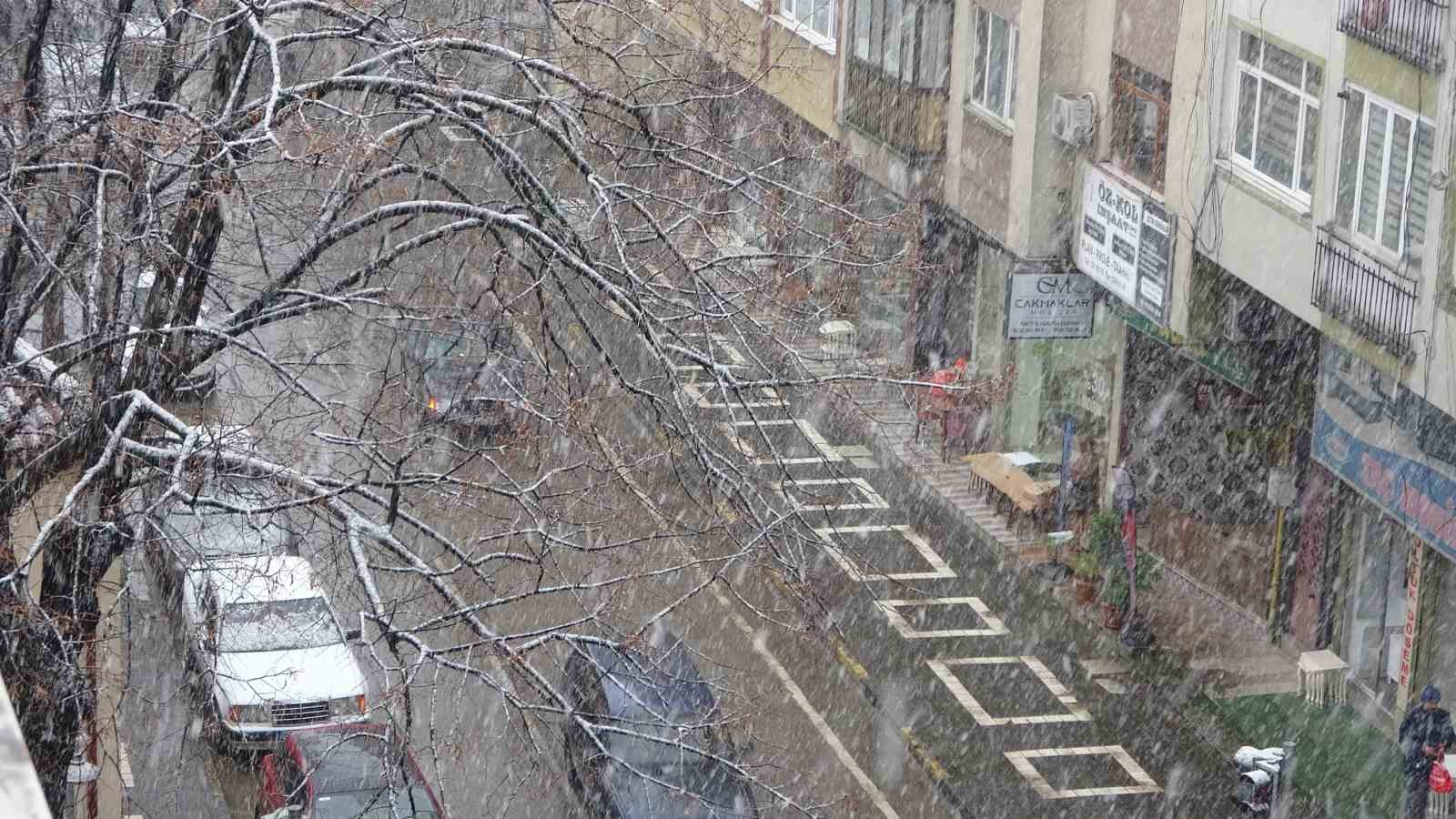 TRABZON’DA ŞEHİR MERKEZİNE MEVSİMİN İLK KARI YAĞDI. TRABZON'DA ÖZELLİKLE YÜKSEK KESİMLERDE ETKİLİ OLAN KAR YAĞIŞI ŞEHİR MERKEZİNDE DE KENDİNİ İYİCE HİSSETTİRMEYE BAŞLADI
