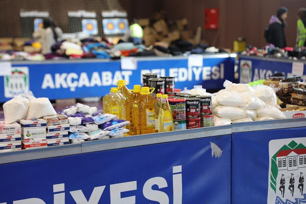 AKÇAABAT BELEDİYESİ, KAHRAMANMARAŞ MERKEZLİ OLARAK MEYDANA GELEN VE TÜRKİYE'NİN 10 İLİNDE YIKIMA NEDEN OLAN DEPREMİN ARDINDAN DEPREMZEDELERİN YARDIMINA KOŞMAYA DEVAM EDİYOR