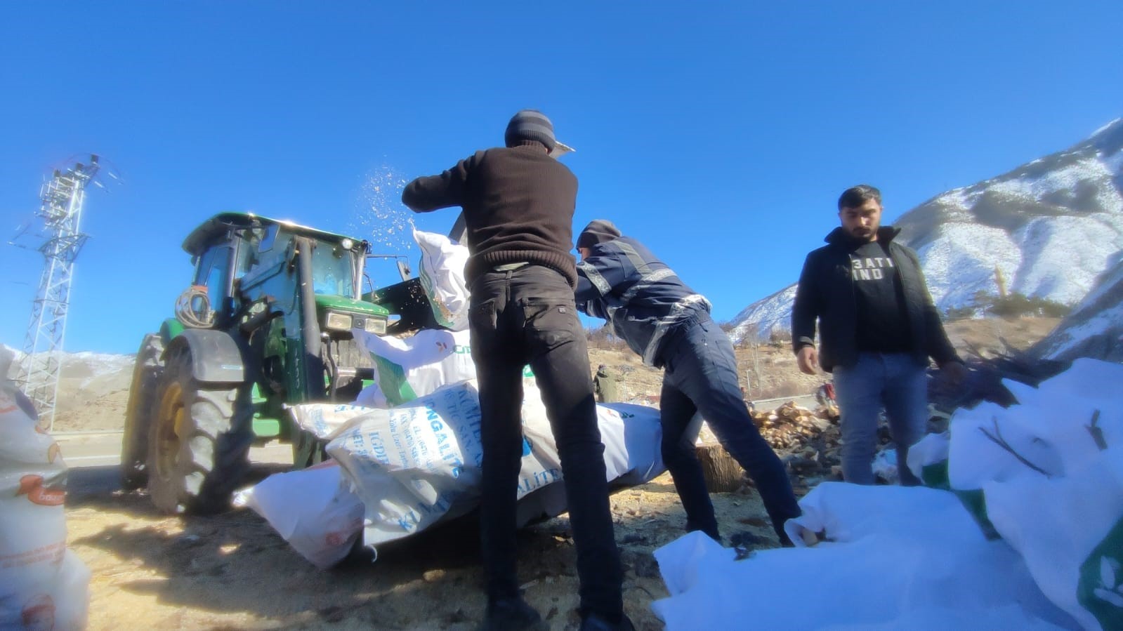 ERZURUM'UN UZUNDERE İLÇESİNDE YAŞAYAN VATANDAŞLAR GÖNÜLLÜ OLARAK BİR MEYDANA TOPLADIKLARI ODUNLARI KESİP DEPREM BÖLGESİNE GÖNDERMEK ÜZERE KISA SÜREDE HAZIRLADILAR