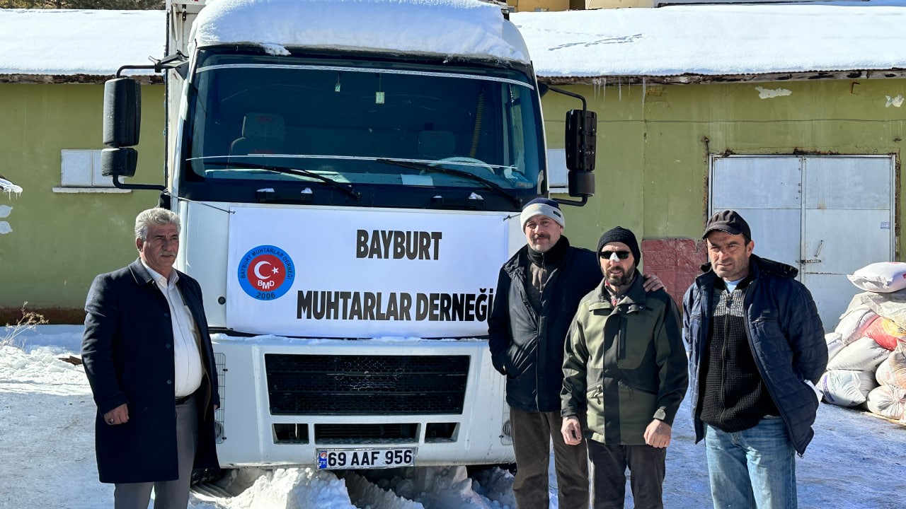 BAYBURT’TA KÖY VE MERKEZ MAHALLE MUHTARLARININ DEPREM BÖLGESİNE YARDIMLARI SÜRÜYOR. VALİLİK KOORDİNESİNDE BUGÜNE KADAR BÖLGEYE 13 TIR YARDIM MALZEMESİ GÖNDERİLDİ