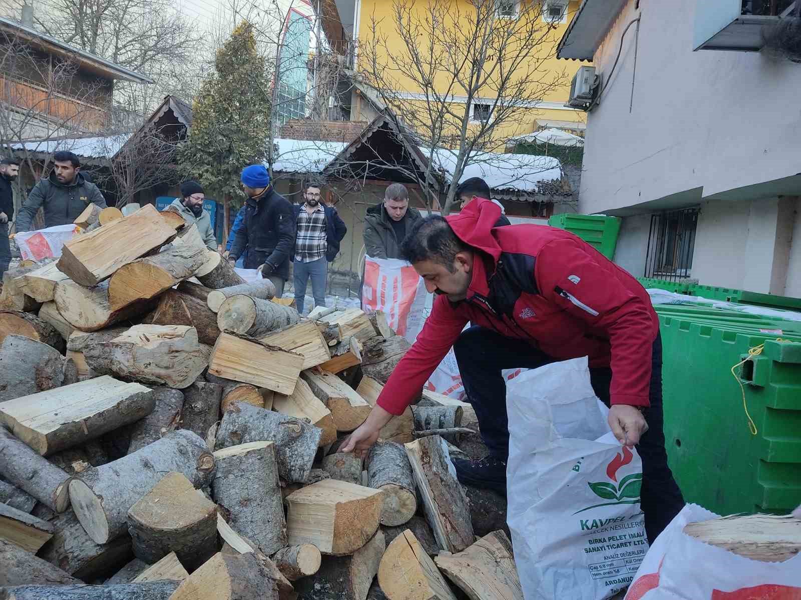 ARTVİN'DE BARAJ SULARI ALTINDA KALACAK OLAN YUSUFELİ İLÇESİNDEKİ ASIRLIK AĞAÇLAR KESİLEREK DEPREM BÖLGESİNDE BULUNAN VATANDAŞLARIN ISINMASI İÇİN GÖNDERİLDİ