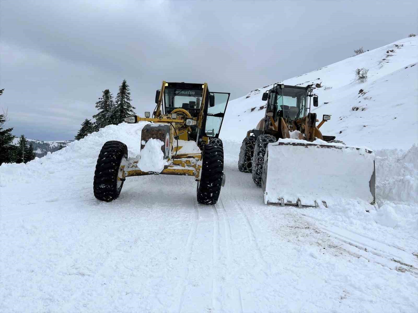 KIŞ MEVSİMİNİN EN SOĞUK GÜNLERİNİN YAŞANDIĞI SAMSUN'DA KAR YAĞIŞI ARALIKLARLA ETKİLİ OLURKEN, 80 KIRSAL MAHALLENİN YOLU ULAŞIMA KAPANDI