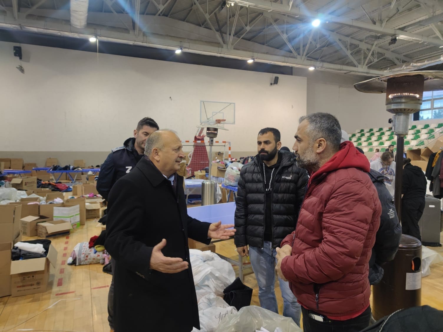 ORDU'NUN ÜNYE BELEDİYE BAŞKANI HÜSEYİN TAVLI, İLÇEDE DEPREMDEN ETKİLENEN BİN 346 VATANDAŞIN MİSAFİR EDİLDİĞİNİ BELİRTEREK, "VATANDAŞLARIMIZIN YARALARININ SARILMASI İÇİN MÜCADELE EDİYORUZ" DEDİ