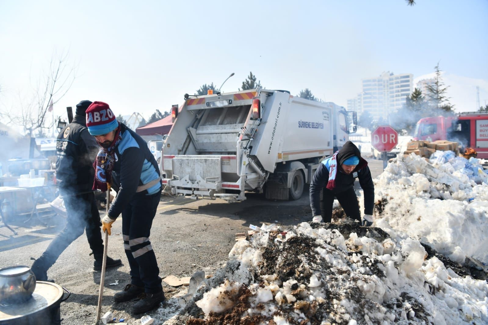 TRABZON BÜYÜKŞEHİR BELEDİYESİ KARDEŞ ŞEHİR KAHRAMANMARAŞ'IN VE 2. DEPREMİN MERKEZ ÜSSÜ ELBİSTAN'IN GÜNLÜK YAŞAM KOŞULLARINI SAĞLAMAK İÇİN TÜM İMKÂNLARINI SEFERBER EDİYOR