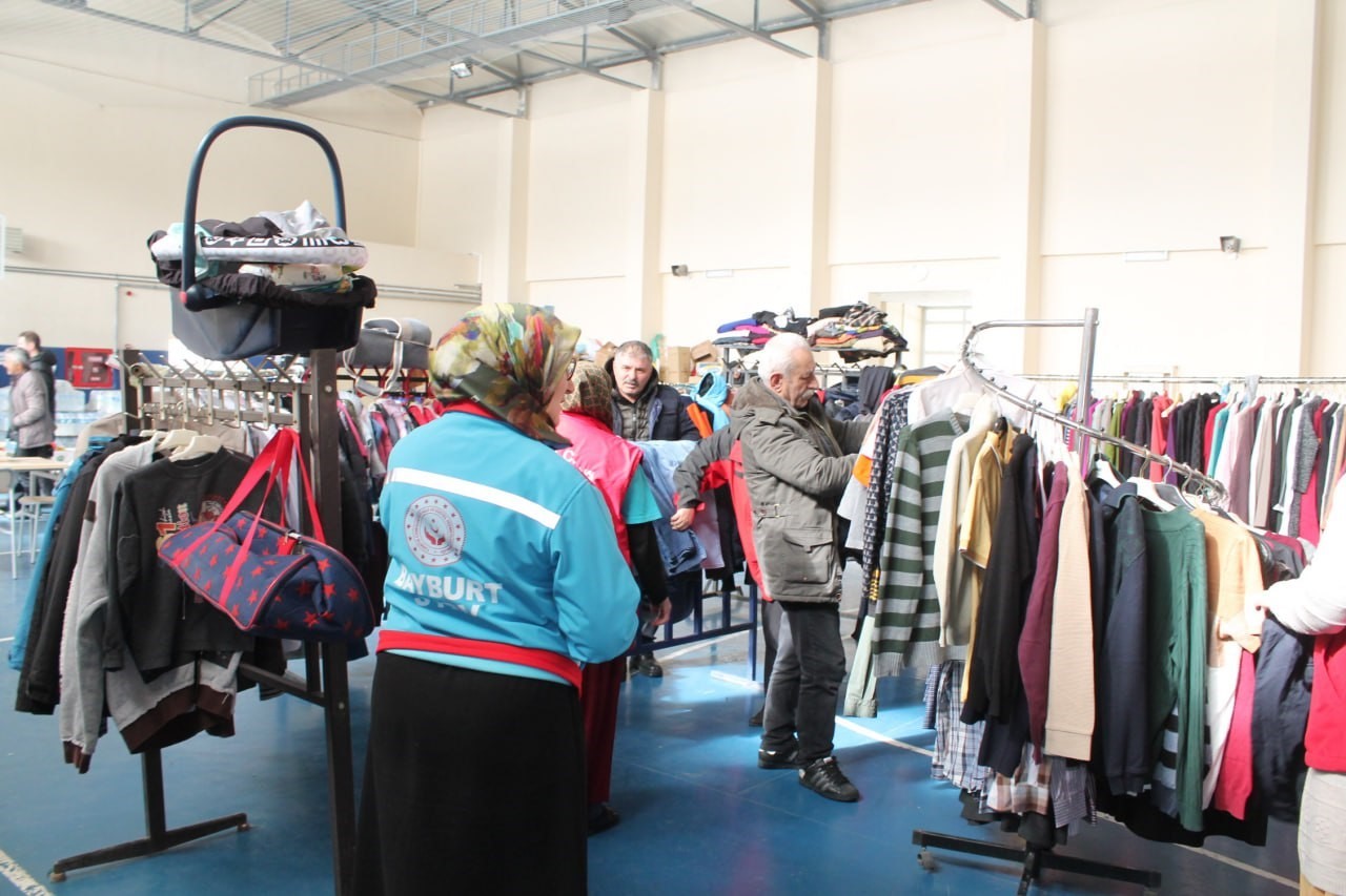 BAYBURT VALİLİĞİNİN BAŞLATMIŞ OLDUĞU YARDIM KAMPANYASINDA, DEPREMZEDELERİN BESLENME, BARINMA, GİYİNME İHTİYAÇLARI GİDERİLMEYE DEVAM EDİYOR