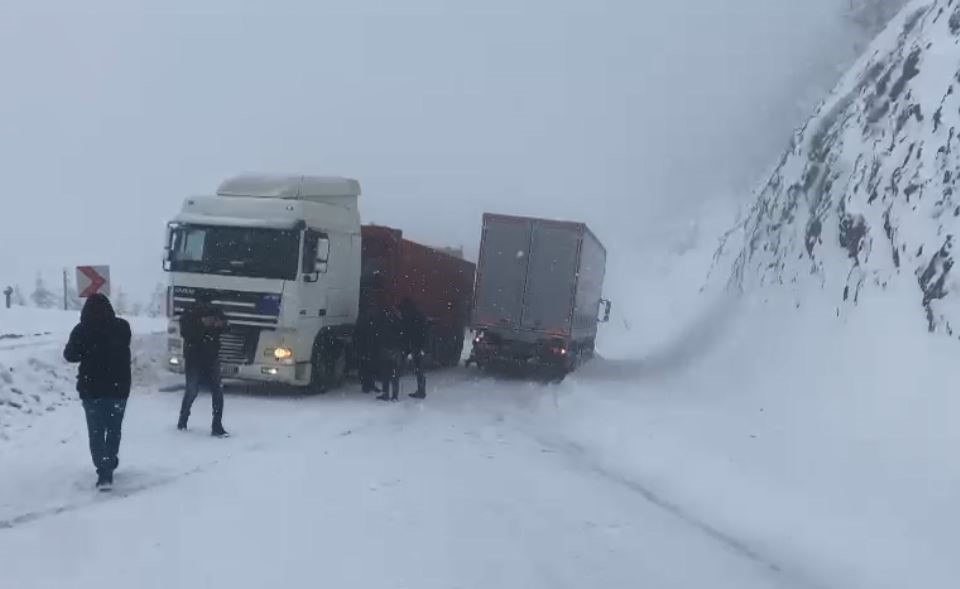 AĞIR TONAJLI ARAÇLAR YOLDA KALDI, ARTVİN-ARDAHAN YOLU ULAŞIMA KAPANDI