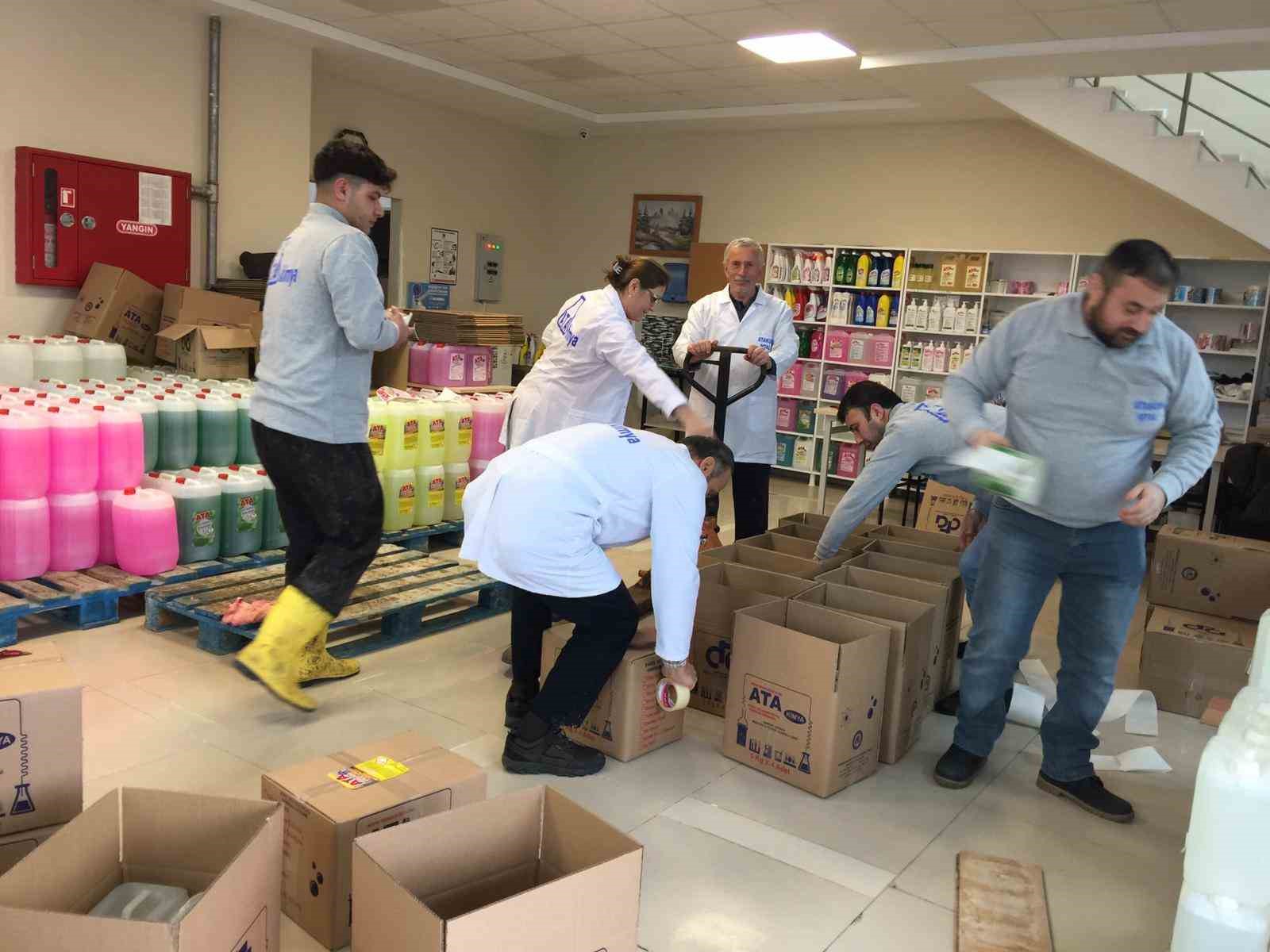 SAMSUN ATAKUM MESLEKİ VE TEKNİK ANADOLU LİSESİ(MTAL), OKULDA ÜRETİLEN HİJYEN MALZEMELERİNİ DEPREMDEN ETKİLENEN İLLERE GÖNDERİYOR