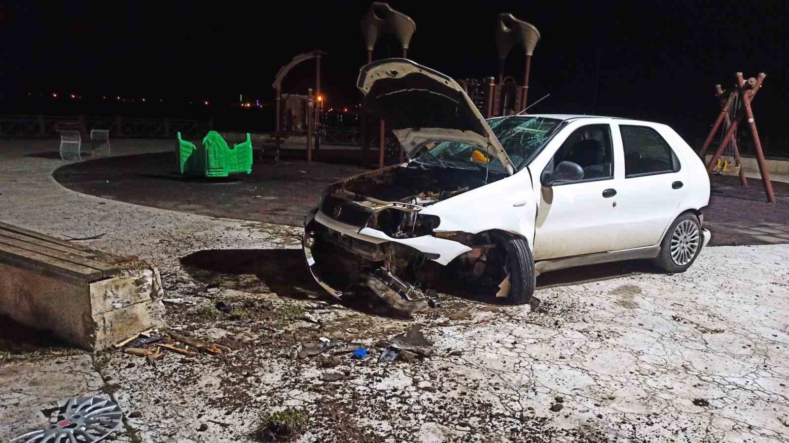 SAMSUN'UN BAFRA İLÇESİNDE VİRAJI ALAMAYAN OTOMOBİLİN ÇOCUK PARKINA DALDIĞI KAZADA 2 KİŞİ YARALANDI