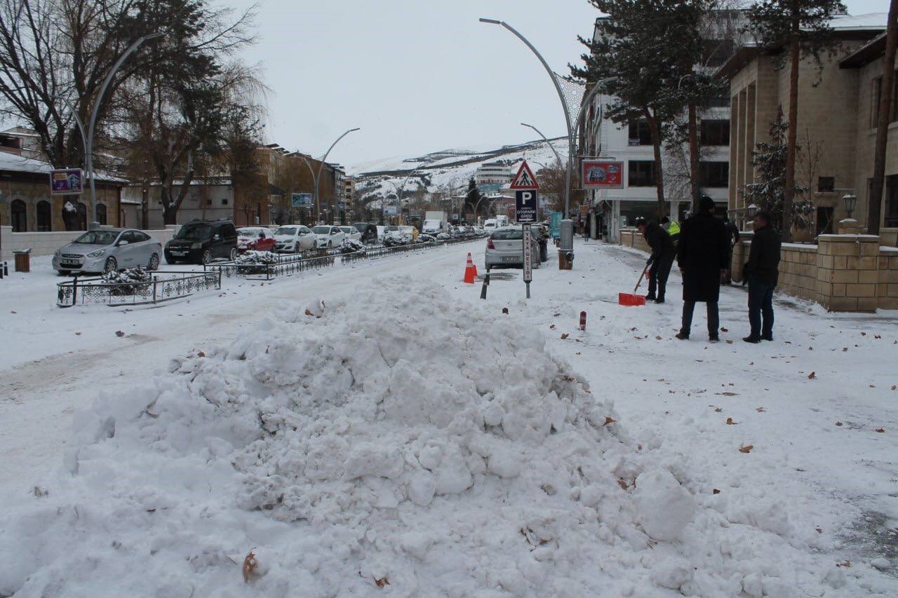BAYBURT'TA 2 GÜNDÜR ARALIKLARLA YAĞAN KAR GECE SAATLERİNDE ETKİSİNİ ARTIRARAK ŞEHRİ BEYAZA BÜRÜDÜ. KAR KALINLIĞI 40 SANTİMETREYİ BULDU