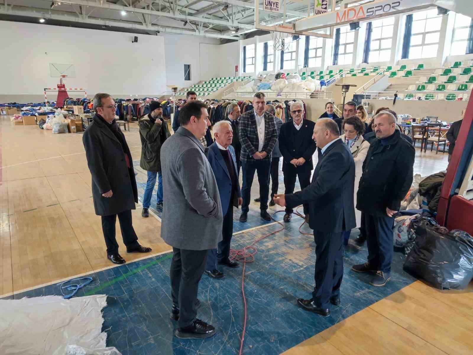 ORDU'NUN ÜNYE BELEDİYE BAŞKANI HÜSEYİN TAVLI, İLÇEM DEPREM BÖLGELERİ İÇİN YARDIMLARIN SÜRDÜĞÜNÜ BELİRTEREK, "İLÇEMİZDE MİSAFİR ETTİĞİMİZ DEPREMZEDE AİLELERİMİZİN İHTİYAÇLARINI DÜZENLİ OLARAK KARŞILAMAYA DEVAM EDİYO