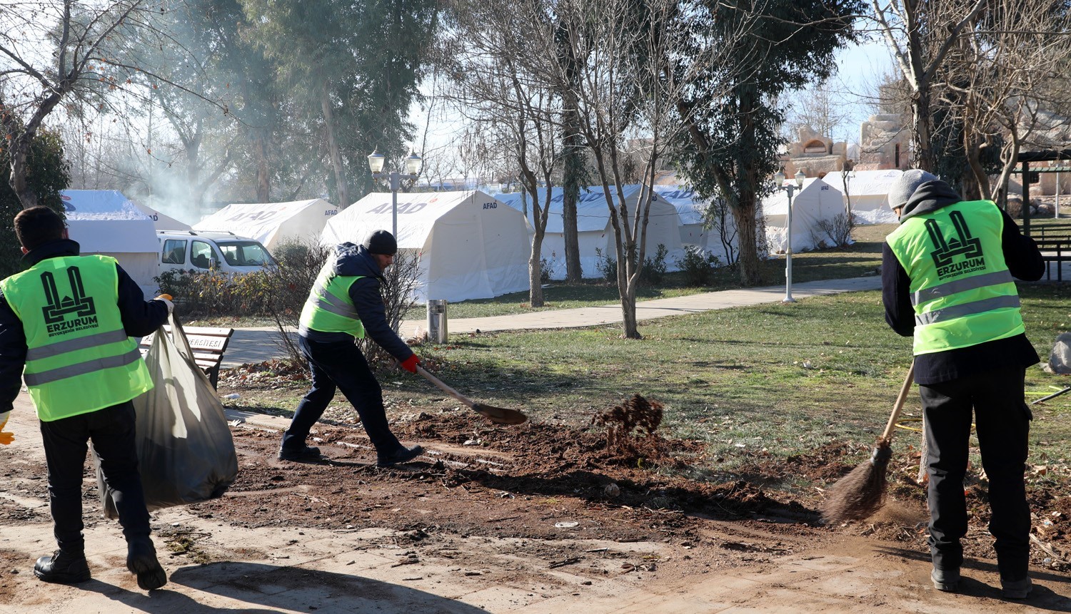ERZURUM BÜYÜKŞEHİR BELEDİYESİ TÜM AĞIR İŞ MAKİNELERİ, ALT VE ÜSTYAPI HİZMETLERİNDE KULLANILAN TEKNİK ARAÇ VE GEREÇLER, TEMİZLİK, YAPIM, BAKIM VE ONARIM GÖREVLİ PERSONELLERi İLE ADIYAMAN İLİNDE YARALARI SARIYOR