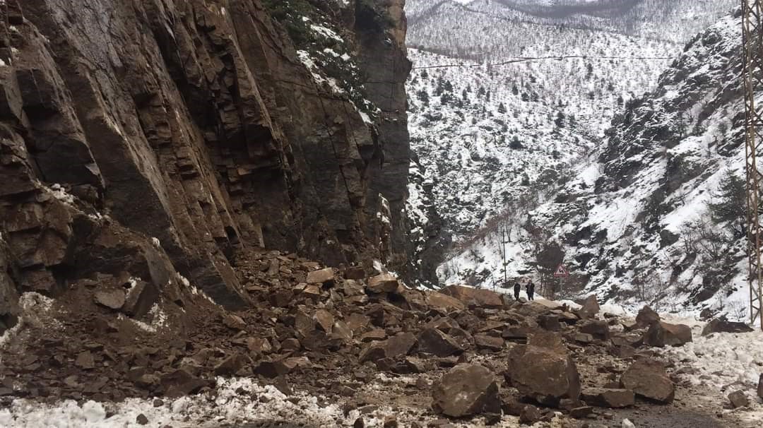 ARTVİN-ARDAHAN KARAYOLU 39. KİLOMETRESİNDE HEYELAN MEYDANA GELDİ. YAMAÇTAN KOPAN TOPRAK VE DEV KAYALAR KARAYOLUNU ULAŞIMA KAPATTI