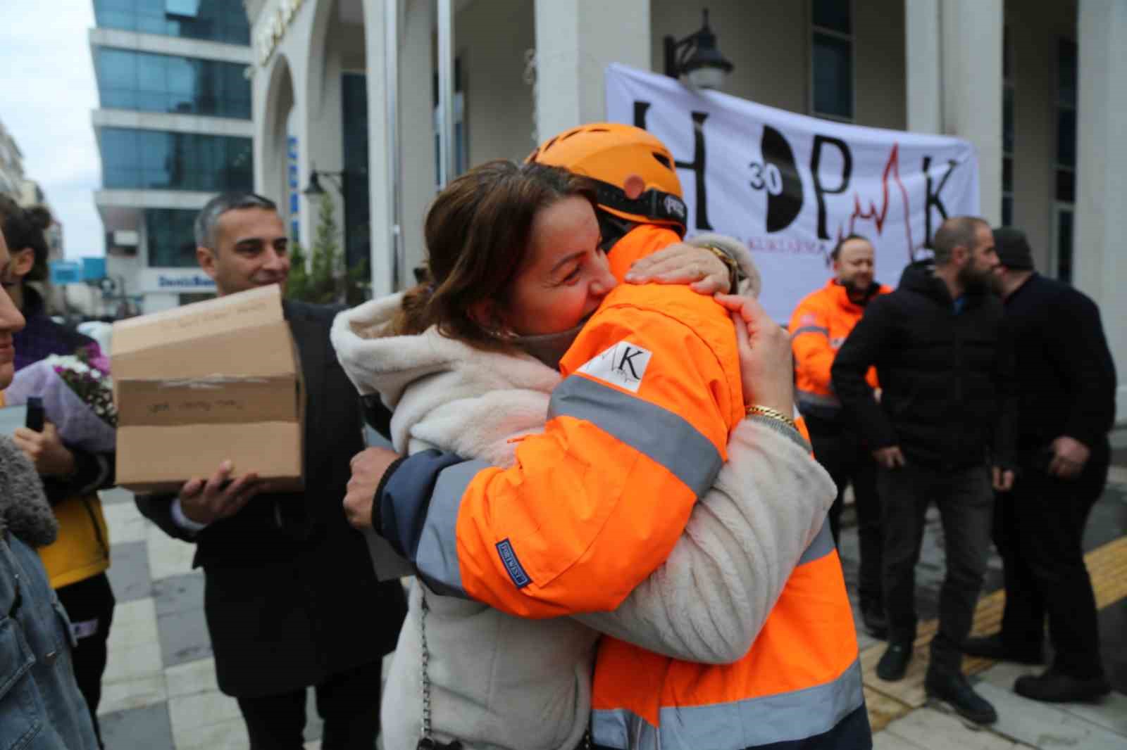 DEPREM BÖLGESİNDEN DÖNEN HAPAK EKİBİNE ARTVİN’DE DUYGUSAL KARŞILAMA