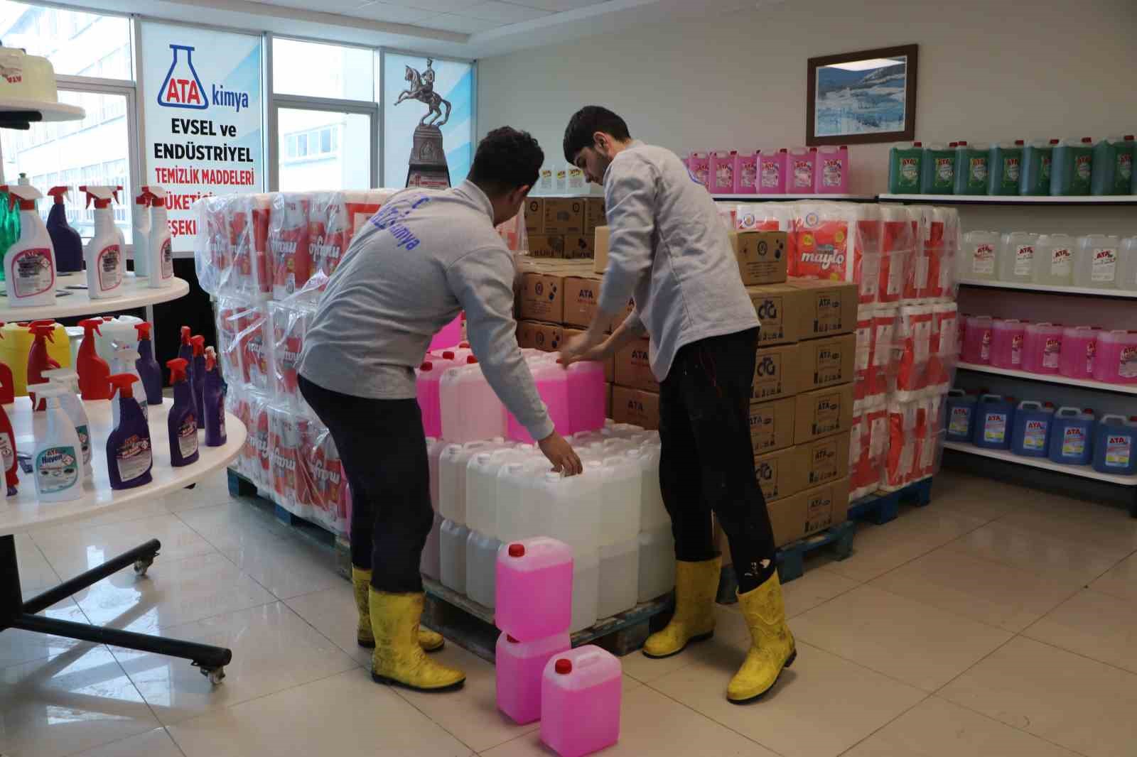 SAMSUN'DA ATAKUM MESLEKİ VE TEKNİK ANADOLU LİSESİ ÖĞRETMEN VE ÖĞRENCİLERİ, YOĞUN MESAİ HARCAYARAK ÜRETTİKLERİ 120 TON HİJYEN MALZEMESİNİ DEPREM BÖLGESİNE GÖNDERDİ