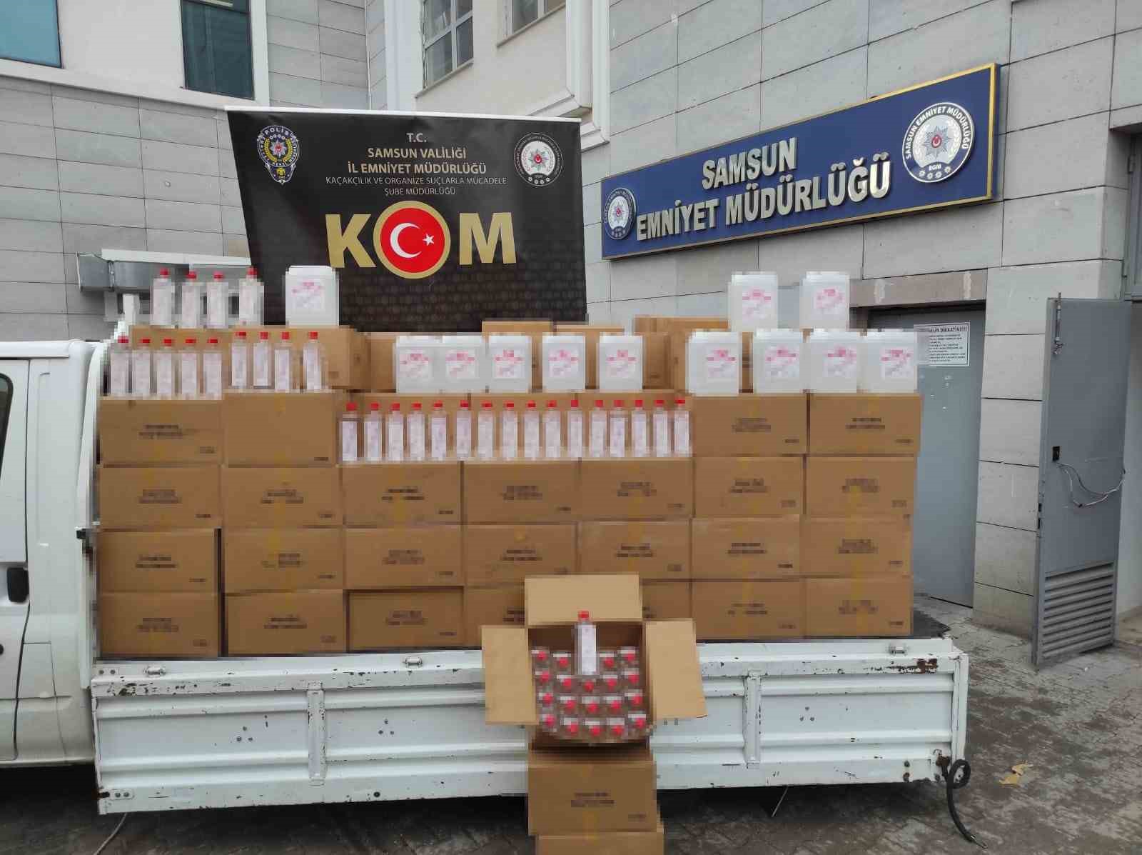 SAMSUN'DA BİR KAMYONETTE ARAMA YAPAN KOM POLİSİ 4 BİN LİTRE ETİL ALKOL ELE GEÇİRDİ