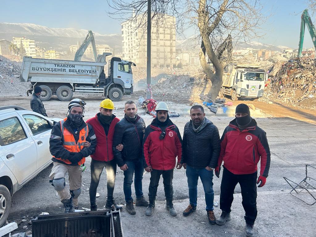 ANDA ARAMA KURTARMA DERNEĞİ TRABZON ŞUBESİ, DEPREM BÖLGESİNDE ANAMA KURTARMA ÇALIŞMALARININ YANI SIRA KÖYLERE YARDIM DAĞITARAK BÜYÜK TAKDİR TOPLADI