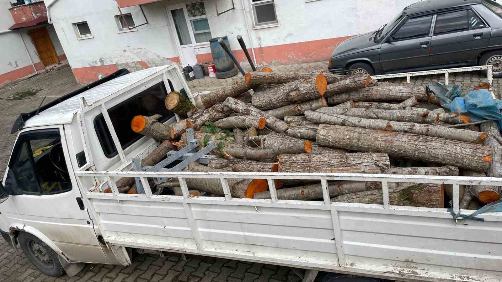 TRABZON'UN SÜRMENE İLÇESİNDE DEPREM BÖLGESİNDEKİ DEPREMZEDELERE GÖNDERİLMEK ÜZERE KESİLEN ODUNLARI ÇALAN 2 KİŞİ YAKALANARAK GÖZALTINA ALINDI