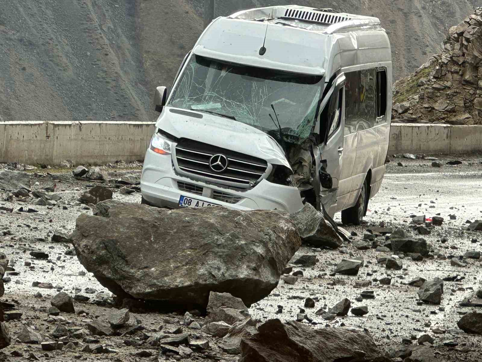 ARTVİN'DE BARAJ PERSONELİNİ TAŞIYAN SERVİS ARACINA YAMAÇTAN KOPAN KAYALAR İSABET ETTİ. 4 KİŞİ YARALANDI