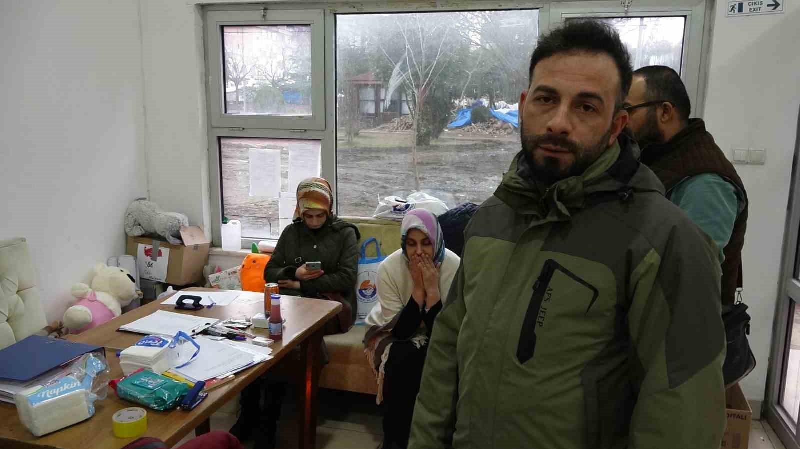 TRABZON'UN SÜRMENE İLÇESİNDE DÜĞÜN İÇİN BİRİKTİRDİKLERİ ALTINLARI SAKLADIKLARI AYAKKABIYI YANLIŞLIKLA DEPREM BÖLGESİNE YARDIM İÇİN GÖNDEREN AKYASAN AİLESİ GAZİANTEP'E GÖNDERDİ