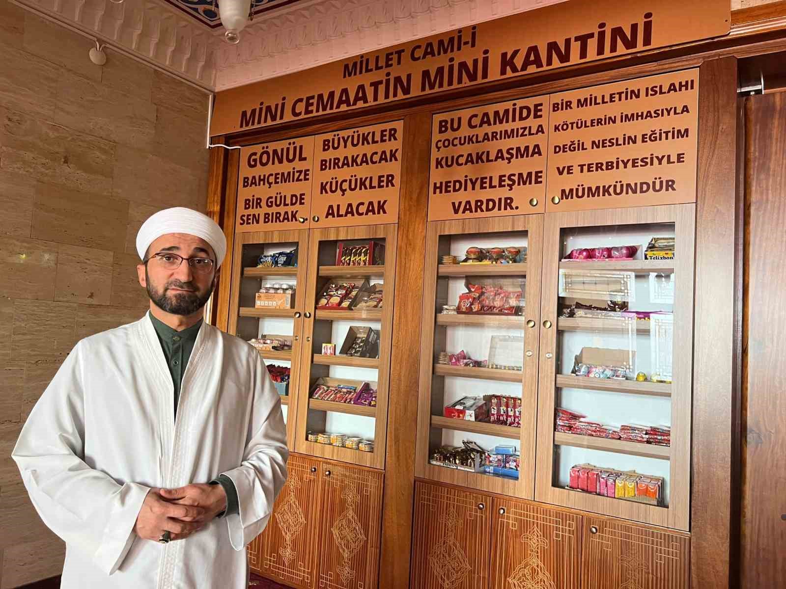 ERZURUM'DA MİLLET CAMİ İMAM HATİBİ VE MÜEZZİNİ, ÇOCUKLARIN CAMİYE ALIŞMALARI İÇİN PROJE BAŞLATTI. CAMİ GİRİŞİNDE AÇILAN KANTİNDE BULUNAN ATIŞTIRMALIKLAR, MİNİKLERE ÜCRETSİZ OLARAK İKRAM EDİLİYOR