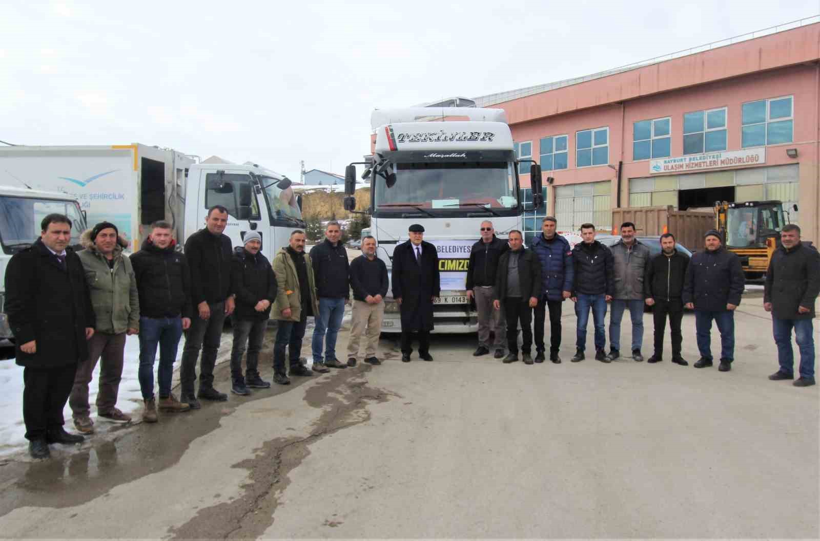 BAYBURT BELEDİYESİ TARAFINDAN DÜZENLENEN YARDIM KAMPANYASI , BAYBURT MESLEKİ VE TEKNİK ANADOLU LİSESİ'NİN ÜRETTİĞİ ÇADIR SOBALAR, VATANDAŞLARIN BAĞIŞLADIĞI ODUN VE KÖMÜRLERİN YÜKLÜ OLDUĞU BİR TIR DEPREM BÖLGESİNE UĞURL