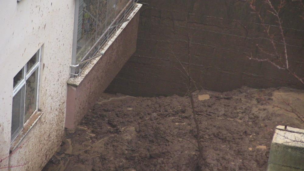 ARTVİN'DE YOĞUN KAR YAĞIŞI SONRASI ETKİLİ OLAN SAĞANAK YAĞIŞ HEYELANLARA NEDEN OLDU. BORÇKA İLÇESİNDE HEYELAN RİSKİ BULUNAN 2 APARTMAN VE 2 MÜSTAKİL EV TAHLİYE EDİLDİ