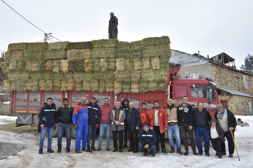 BAYBURTLU ÇİFTÇİLERİN, DEPREM BÖLGESİNDEKİ ÇİFTÇİLER İÇİN BAŞLATMIŞ OLDUĞU YARDIM KAMPANYASINDA YEM VE OT DESTEĞİ HIZ KESMEDEN DEVAM EDİYOR