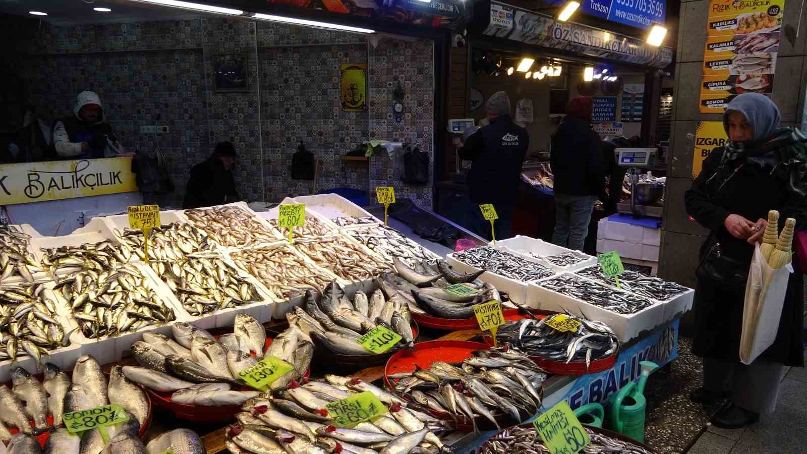 KARADENİZ'DE BU GÜNLERDE ÖZELLİKLE HAMSİ AVINDA BELİRGİN BİR ARTIŞ OLMASI YÜZLERİ GÜLDÜRDÜ
