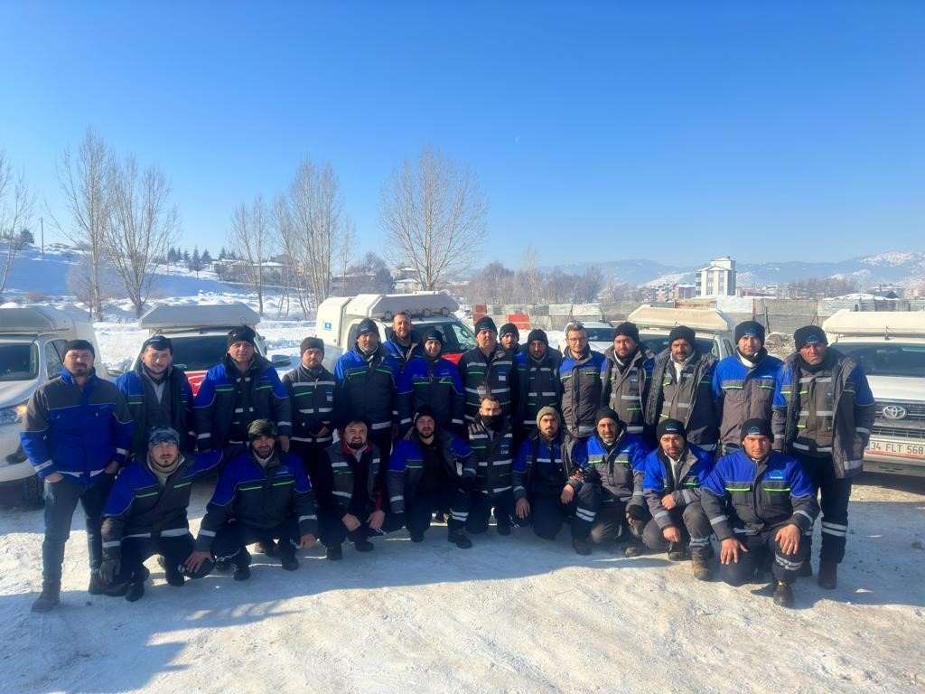 ÇORUH EDAŞ, KAHRAMANMARAŞ VE HATAY DEPREMLERİ’NDEN ETKİLENEN İLLERDE BÖLGE HALKINA YÖNELİK ARIZA ONARIM FAALİYETLERİYLE ENERJİ SAĞLAMA VE TEMEL İHTİYAÇLARIN KARŞILANMASI İÇİN ÇALIŞMALARINA DEVAM EDİYOR