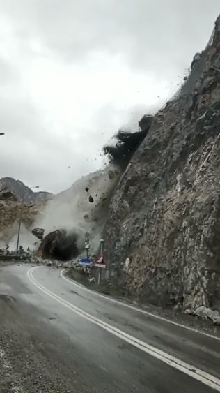 ARTVİN'DE ARALIKSIZ DEVAM EDEN SAĞANAK YAĞIŞLAR NEDENİYLE BİR HAFTADIR HEYELANLAR BİTMEK BİLMİYOR