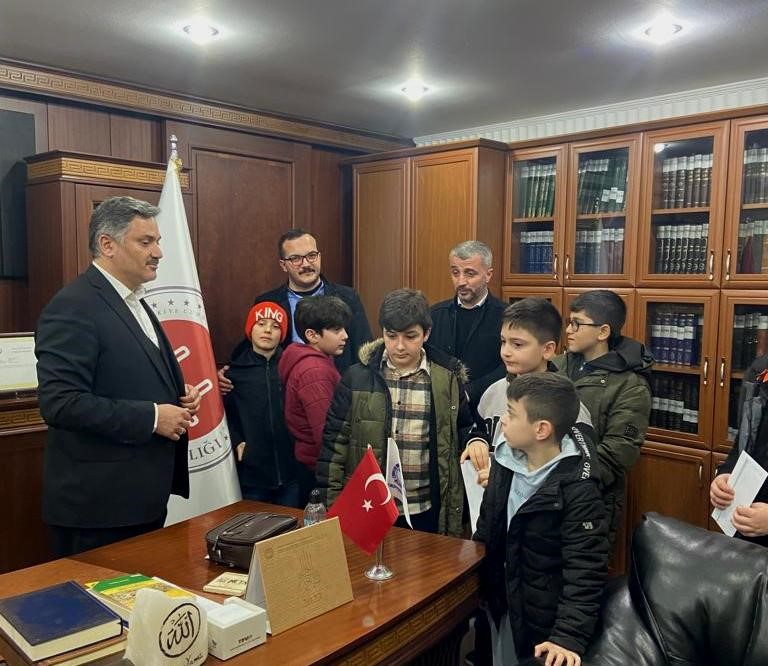 TRABZON'UN OF İLÇE MÜFTÜLÜĞÜ TARAFINDAN DÜZENLENEN, "HAYDİ ÇOCUKLAR CAMİYE KOŞUYORUZ NAMAZLA BULUŞUYORUZ" ETKİNLİĞİNE KATILAN ÖĞRENCİLER KAZANDIKLARI PARA ÖDÜLLERİNİ DEPREMZEDELERE BAĞIŞLADI