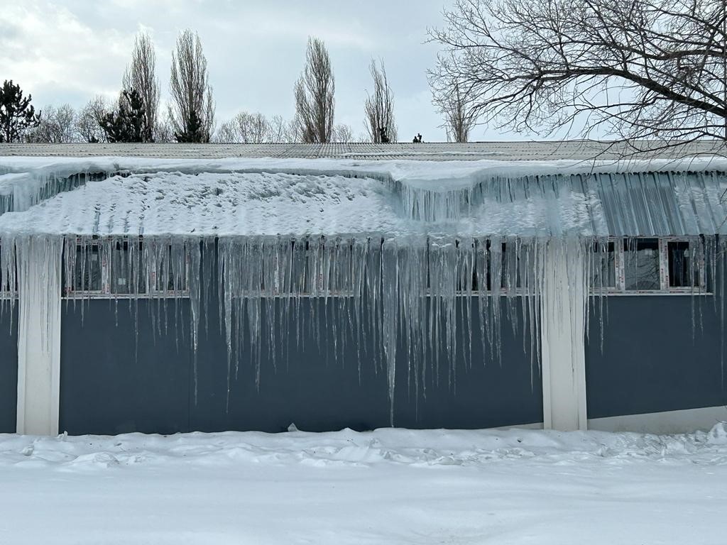 ERZURUM'DA SOĞUK HAVA NEDENİYLE BİNALARIN ÇATILARINDA BUZ SARKITLARI OLUŞTU. BAZI YERLERDE İSE BUZ SARKITLARI 3 METREYE KADAR ULAŞTI. OLUŞAN BUZ SARKITLARI TEHLİKE ARZ EDİYOR