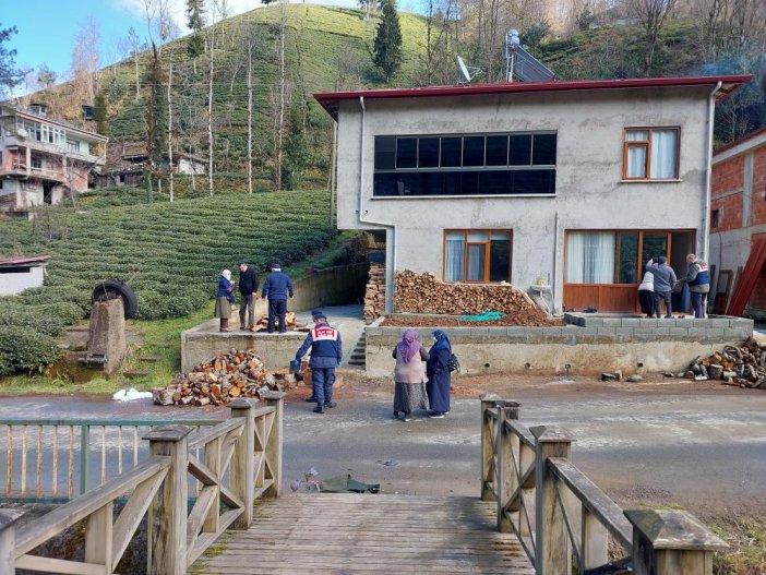 SABAH SAATLERİNDE RİZE MURADİYE BELDESİNDE EMEKLİ ÖĞRETMEN TAHSİN YAZICI EVİNİN ÖNÜNDE ÜSTÜ BAŞI PARÇALANMIŞ OLARAK ÖLÜ BULUNDU. DETAYLI SONUÇ İÇİN ADLİ TIP SONUCU BEKLENİYOR