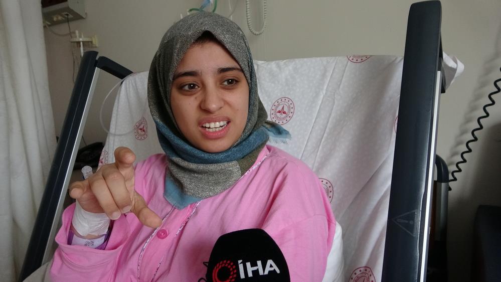 DEPREME ANTAKYA'DA YAKALANAN SURİYE UYRUKLU 24 YAŞINDAKİ MEYSA ELAHMED YAKLAŞIK 35 SAAT BEBEĞİYLE BİRLİKTE GÖÇÜK ALTINDA KALIRKEN, BEBEĞİNE DUVARDAN SIZAN YAĞMUR SUYUNU İÇİREREK HAYATA TUTUNMASINI SAĞLADI