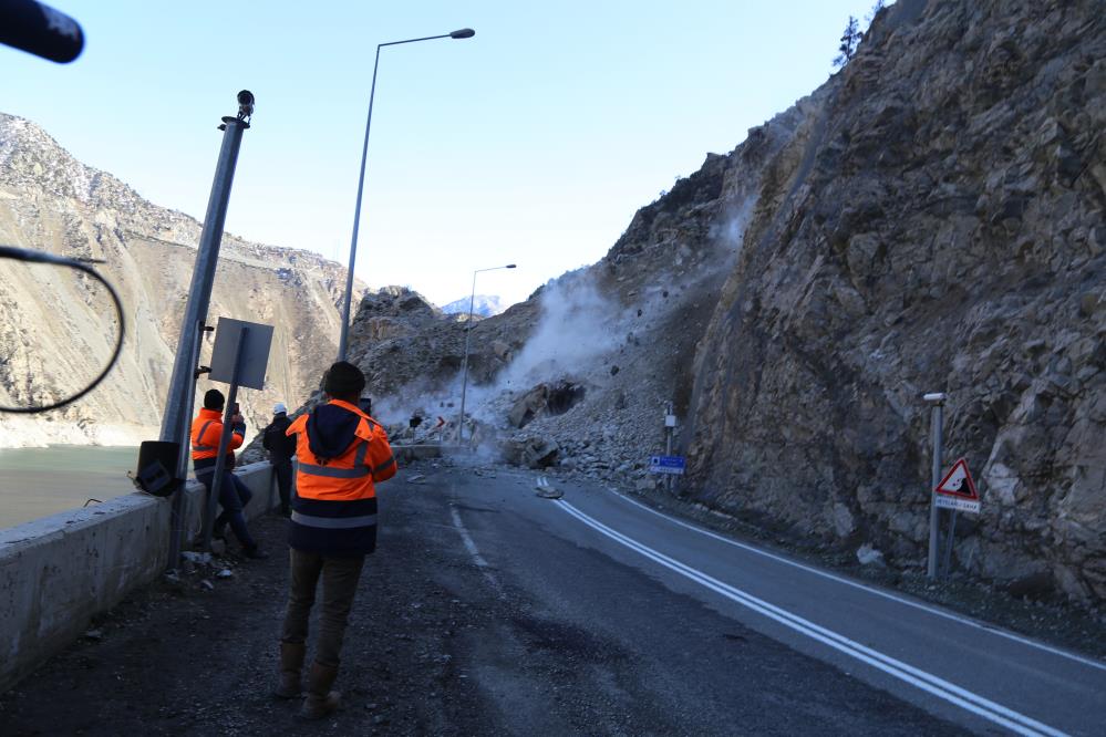 ARTVİN'DE HEYELAN NEDENİYLE KAPANAN ARTVİN-ERZURUM KARAYOLUNUN GÜVENLİ BİR ŞEKİLDE YENİDEN TRAFİĞE AÇILMASI İÇİN PROFESYONEL DAĞCILAR DEVREYE GİRDİ