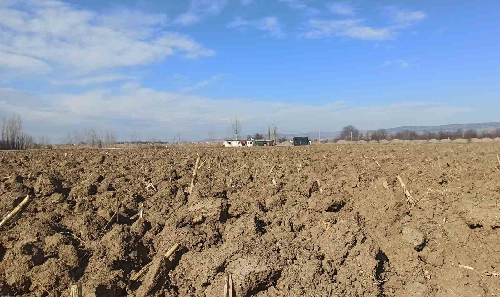 METEOROLOJİ GENEL MÜDÜRLÜĞÜ TARAFINDAN YAYIMLANAN 3 AYLIK KURAKLIK HARİTASINDA BAYBURT'UN TÜMÜ "OLAĞANÜSTÜ KURAKLIK" TEHLİKESİ ALTINDA OLMASI DİKKAT ÇEKTİ
