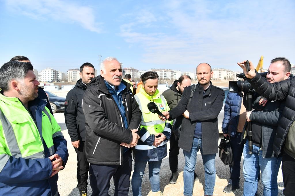 TRABZON BÜYÜKŞEHİR BELEDİYE BAŞKANI MURAT ZORLUOĞLU, DEPREMİN HEMEN ARDINDAN BÖLGE KOORDİNATÖRÜ OLARAK GÖREVLENDİRİLDİĞİ KAHRAMANMARAŞ'TA 20 GÜNDÜR ETKİN ÇALIŞMA YÜRÜTÜYOR