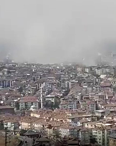 MALATYA’DA 12.04’TE MEYDANA GELEN 5.6 BÜYÜKLÜĞÜNDEKİ DEPREMLE ŞEHİR ADETA TOZ BULUTUNA ÇEVİRDİ