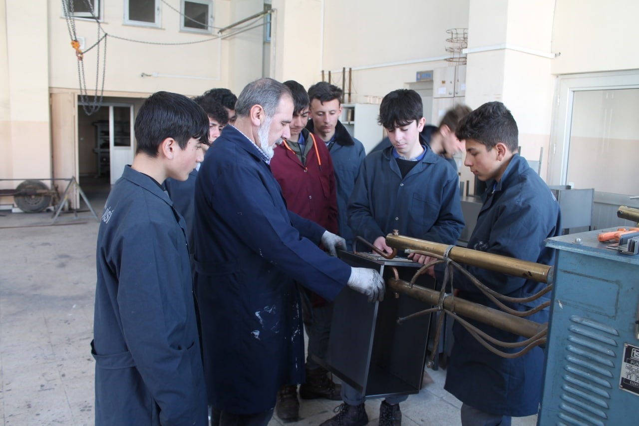 BAYBURT MESLEK TEKNİK LİSESİ METAL ATÖLYESİNDE ÜRETİMİNE BAŞLANAN SAC SOBALAR DEPREMZEDELER TARAFINDAN ÇADIRLARDA KULLANILMAK ÜZERE DEPREM BÖLGESİNE GÖNDERİLİYOR
