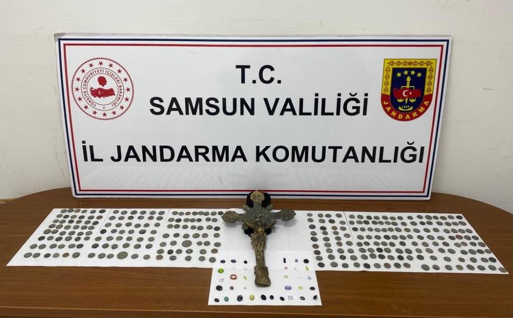 SAMSUN'DA JANDARMA EKİPLERİNİN DÜZENLEDİĞİ OPERASYONDA 282 ADET SİKKE, 1 ADET HZ. İSA FİGÜRLÜ HAÇ OBJESİ VE 34 ADET DEĞERLİ TAŞ ELE GEÇİRİLİRKEN, 2 KİŞİ GÖZALTINA ALINDI