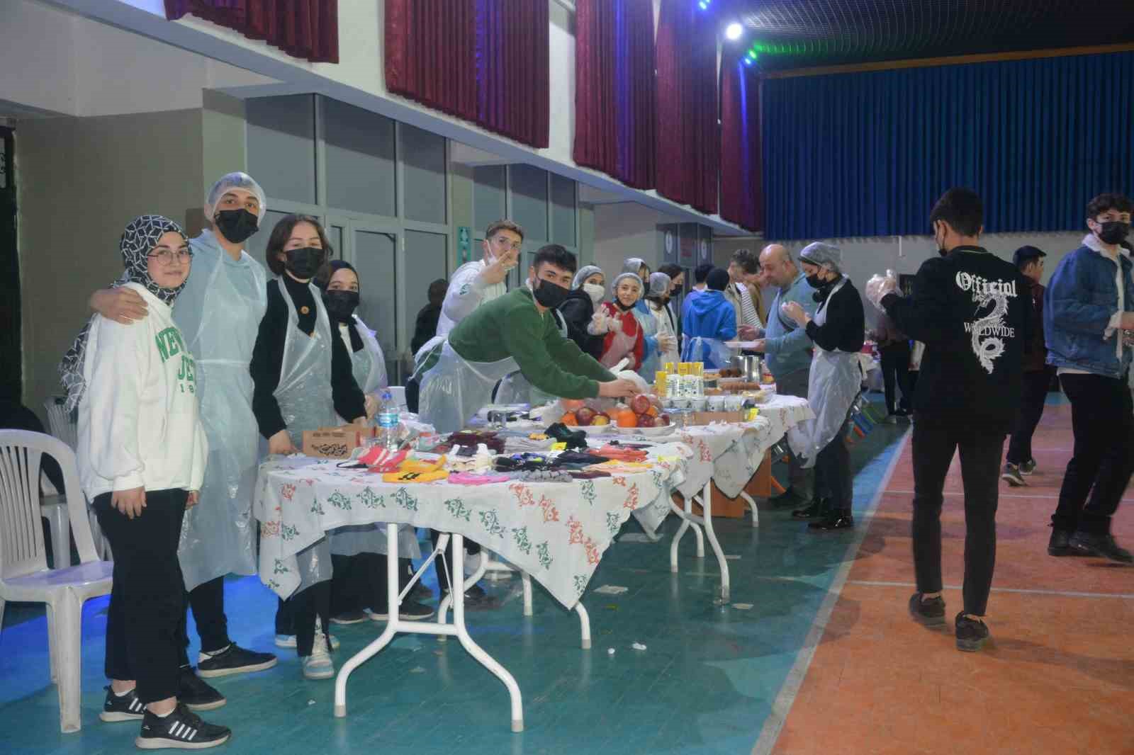 ORDU'NUN ÜNYE İLÇESİNDE, ÜNYE ADNAN MENDERES MESLEKİ VE TEKNİK ANADOLU LİSESİ ÖĞRENCİLERİ TARAFINDAN DEPREMZEDELER İÇİN HAYIR ETKİNLİĞİ DÜZENLENDİ