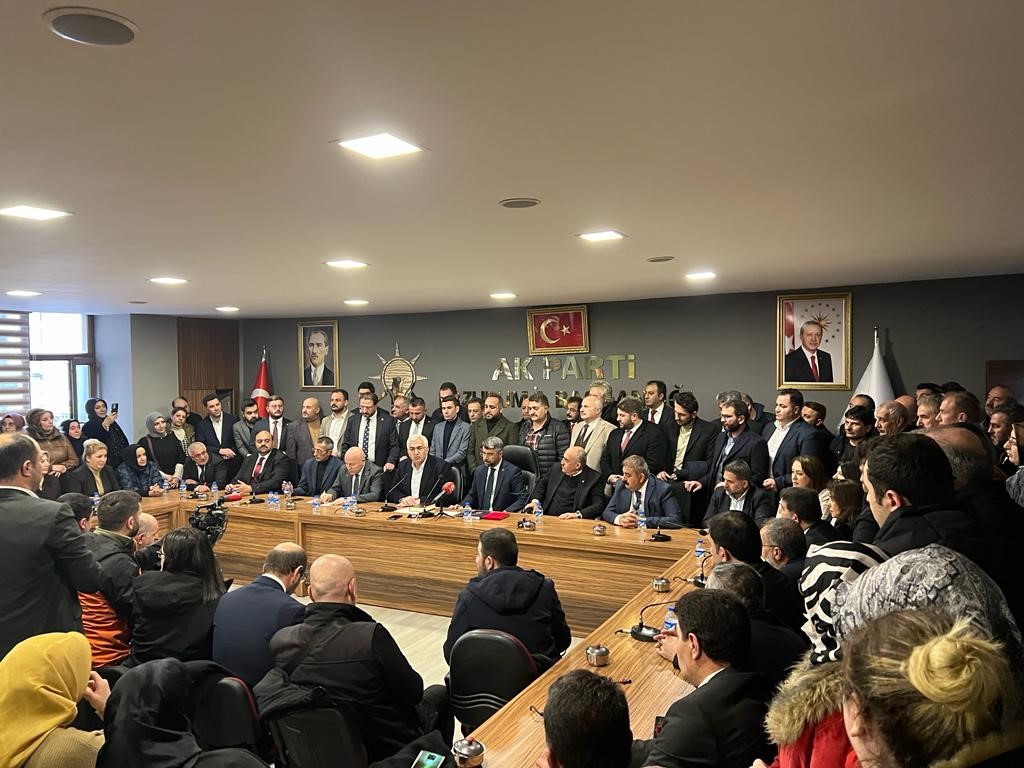 ERZURUM MİLLETVEKİLİ ADAY ADAYLIĞI İÇİN GÖREVİNDEN İSTİFA EDEN MEHMET EMİN ÖZ, İL BAŞKANLIĞINA ATANAN İBRAHİM KÜÇÜKOĞLU'NA GÖREVİNİ DEVRETTİ