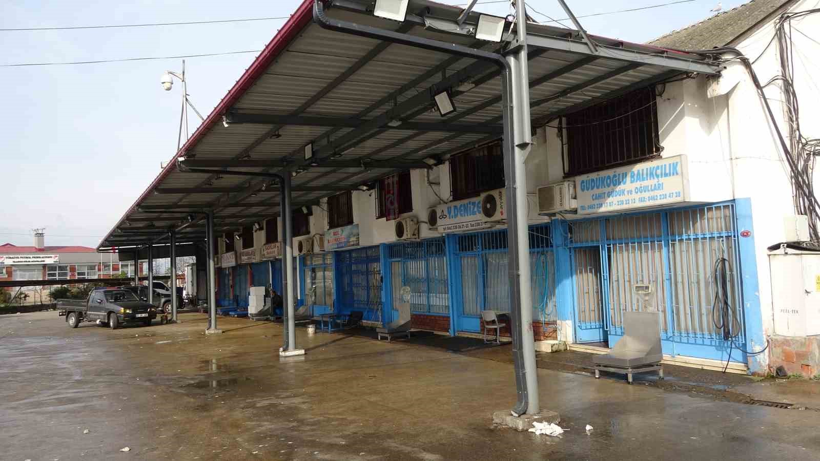 DENİZLERDE AV YASAĞININ 15 NİSAN'DA BAŞLAMASINA YAKLAŞIK 1,5 AY KALMASINA RAĞMEN BAZI TEKNELER ÖZELLİKLE HAMSİNİN İNCE OLMASINDAN DOLAYI SEZONU ERKEN KAPATTI