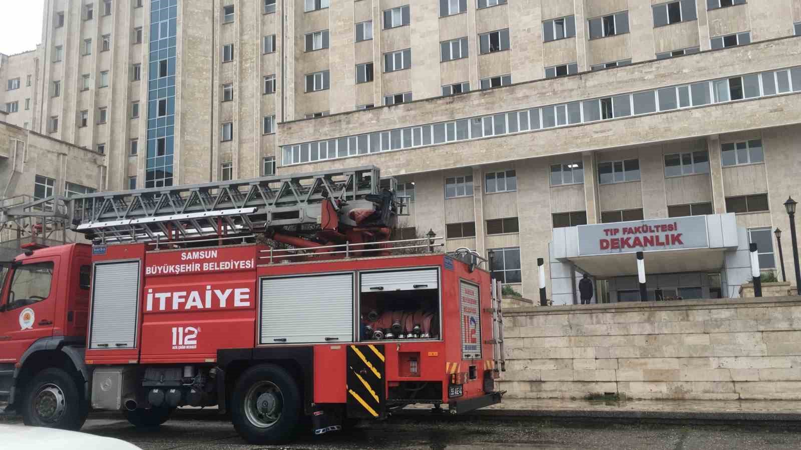SAMSUN ONDOKUZ MAYIS ÜNİVERSİTESİ (OMÜ) TIP FAKÜLTESİ'NDE ÇIKAN YANGIN PANİĞE YOL AÇTI