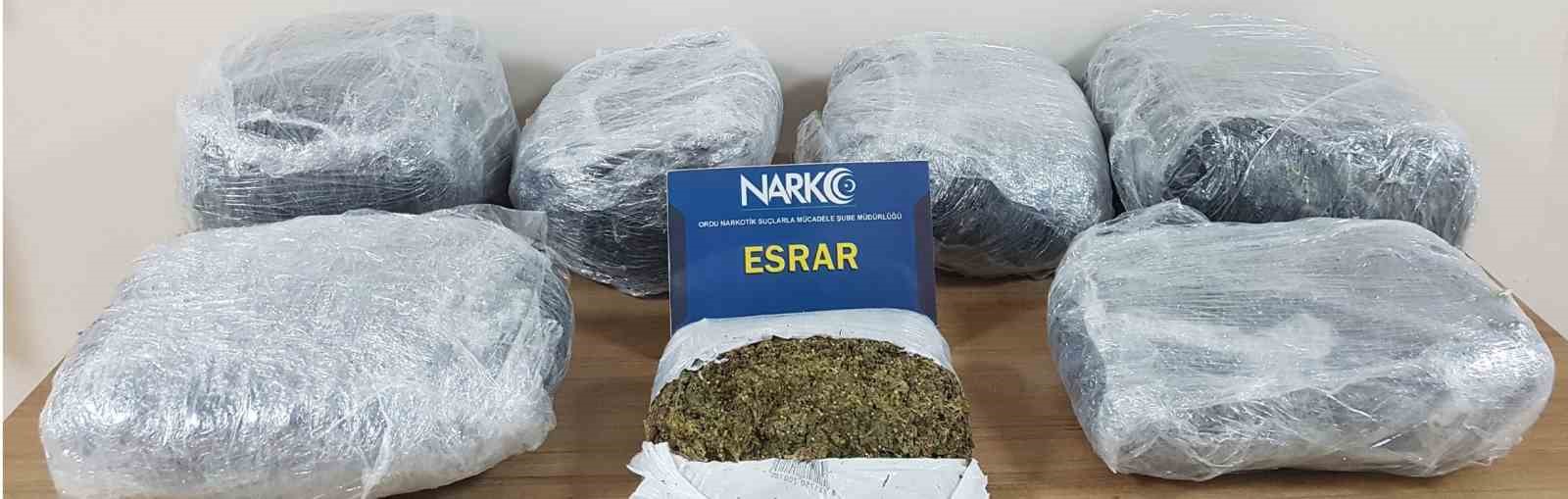 ORDU'DA "DUR" İHTARINA UYMAYAN VE KOVALAMACA SONUCU YAKALANAN BİR ARAÇTA 22 KİLOGRAM ESRAR ELE GEÇİRİLDİ