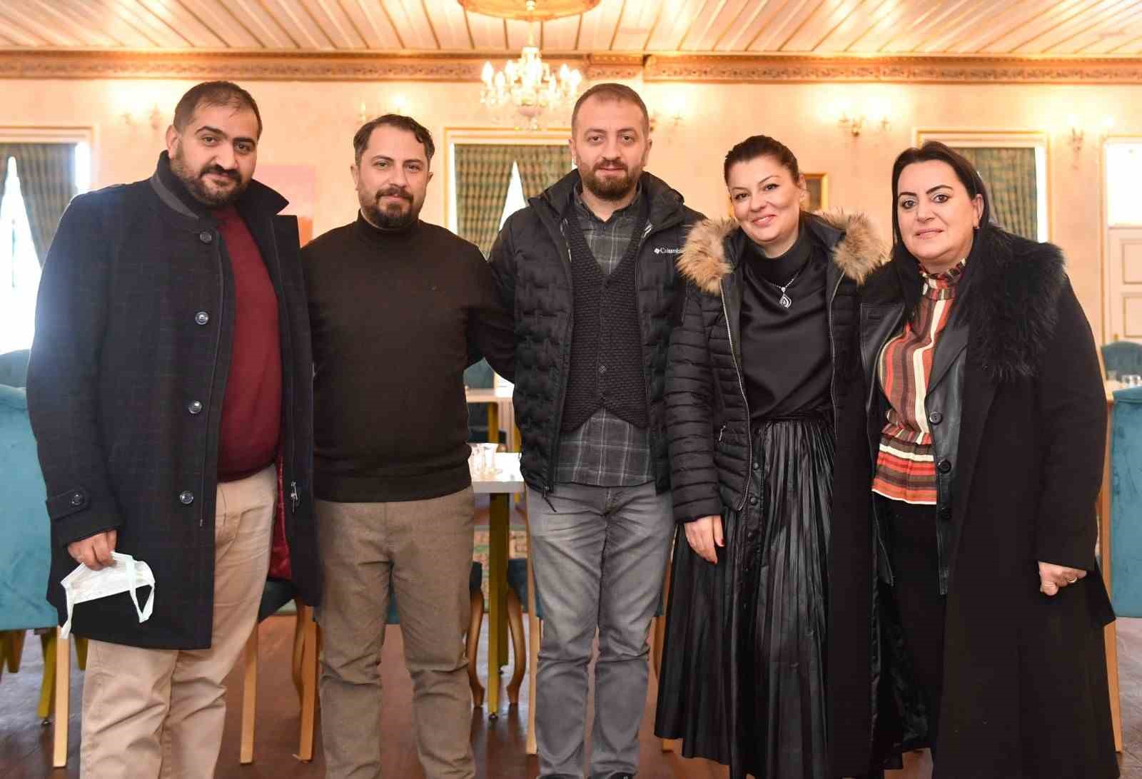 ERZURUM MİMARLAR ODASI YÖNETİMİ BİR BASIN AÇIKLAMASI YAPARAK, ERZURUM'UN BİRİNCİ VE İKİNCİ DERECE DEPREM BÖLGESİ OLDUĞUNA DİKKAT ÇEKTİ; ÖNEMLİ UYARI VE ÖNERİLERDE BULUNDU